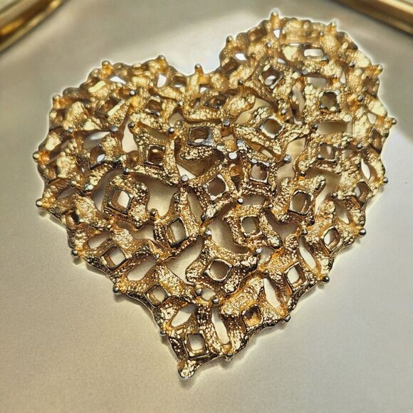 Vtg Gold Tone Heart Brooch Intricate Ornate Pin Unique Love Geometric Textured - Picture 8 of 10